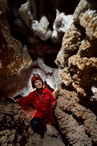 Grotte du Sud de l'Arizona (USA) - Spéléo dan une petite galerie avec des cristaux de calcite sur les parois(SP-20-0228)